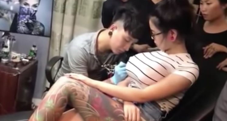 Vrouw haar ‘meloen’ ontploft tijdens tattoo zetten
