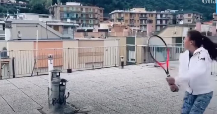 Italiaanse meisjes worden internetsensatie door te tennissen van dak naar dak
