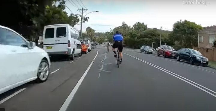 Fietser die geen zin heeft in fietspad wordt gestopt door… aanhangwagen