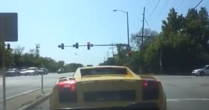 Showmanneke in gele Lamborghini heeft wat kosten na opschepperij