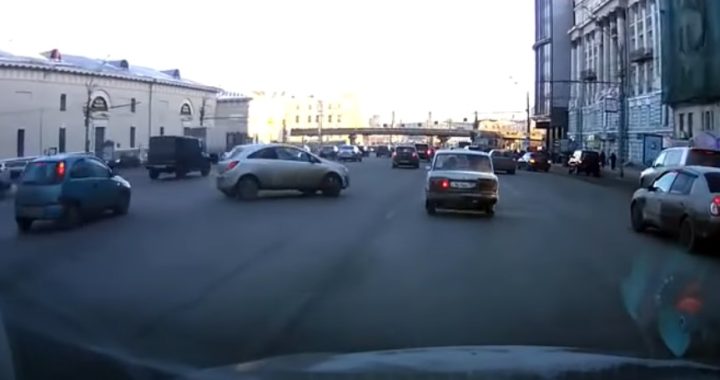 Auto parkeren doen ze in Rusland een beetje anders dan bij ons