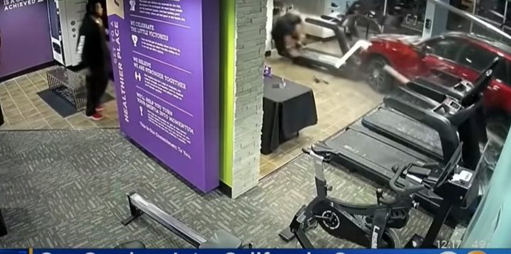 Vrouw parkeert auto in gym en neemt man op loopband mee