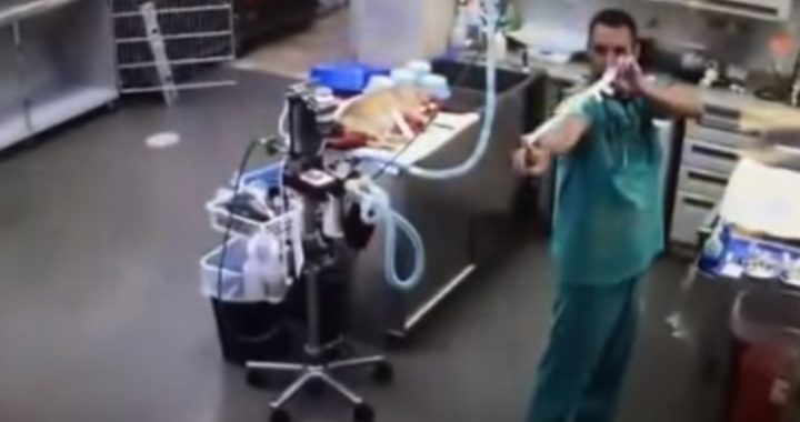 Karmaklassieker: Dokter belandt bijna op eigen operatietafel