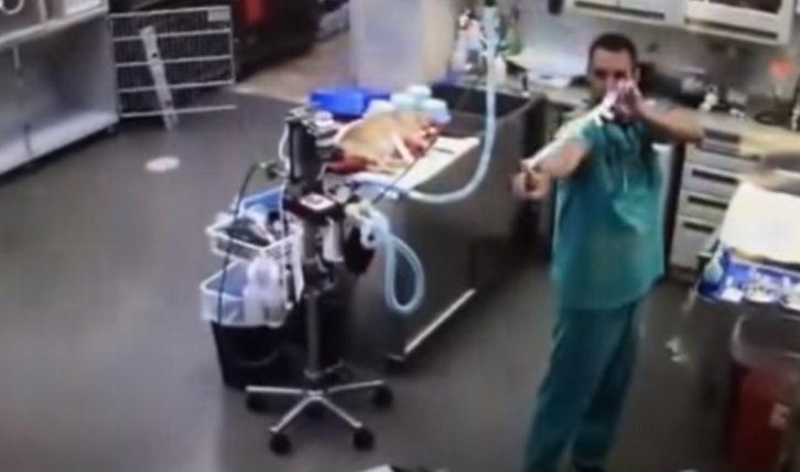Karmaklassieker: Dokter belandt bijna op eigen operatietafel
