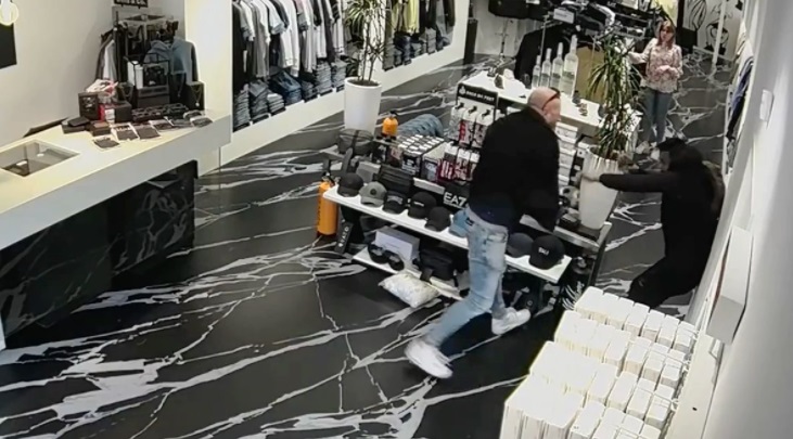 Nederlandse winkeleigenaar mept dief van kastje naar de muur