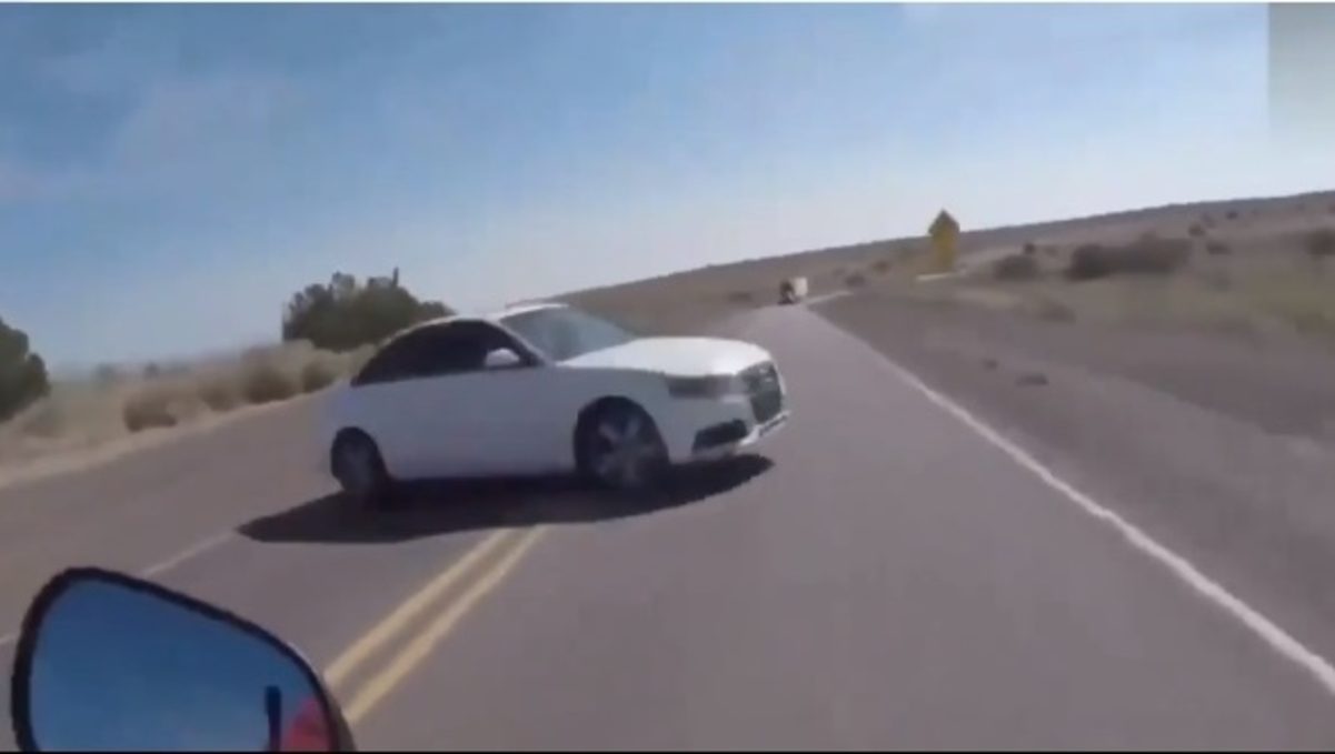 Motorrijder filmt zelf z’n horrorcrash met auto en hoe bestuurster nadien flipt