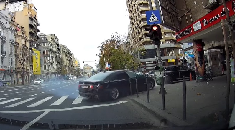 Chauffeur in BMW vlucht voor de politie en plooit zichzelf rond een verkeerslicht
