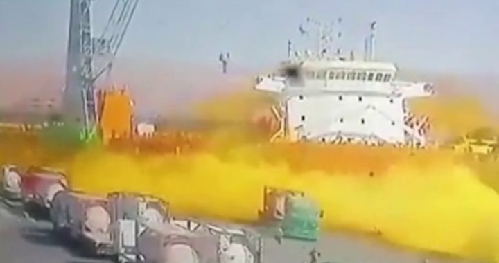 Hel barst los nadat kraan tank met giftig gas laat vallen op schip