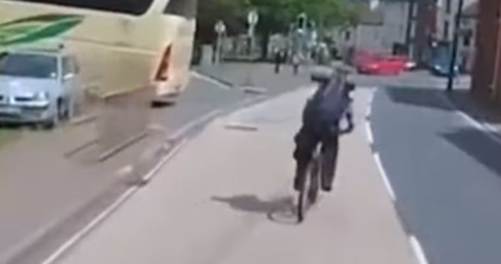 Asociale fietser die bus jent krijgt een beuk karma vol op z’n bek