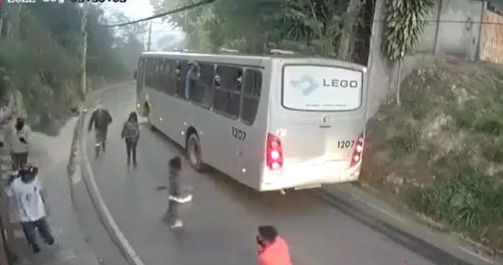 Vrouw wordt overvallen maar bus vol bouwvakkers grijpt even in