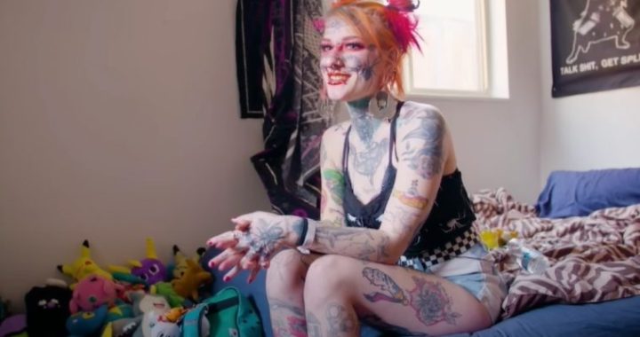Kelsie liet al haar tattoos voor één dag bedekken en is onherkenbaar