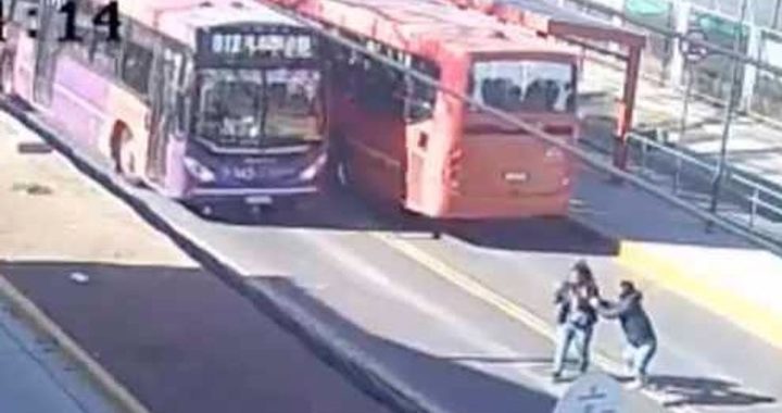 Koppel steekt zonder kijken straat over en wordt gegrepen door bus