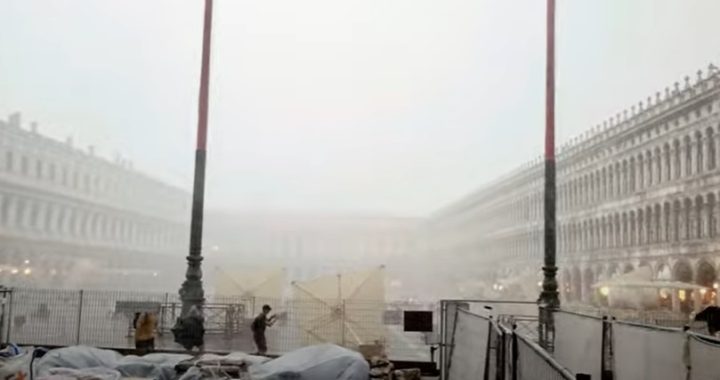 Mensen in Venetië rennen wanneer moeder natuur wat regen en wind loslaat