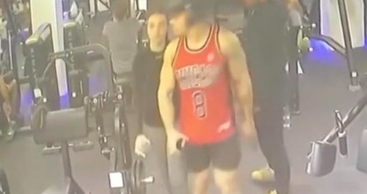 Twee gasten lopen tegen elkaar in de gym, waarna de boel helemaal ontploft